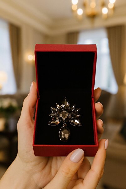 New Obsessions Gri Taşlı Buz Diyarı Görkemli Broş Yaka İğnesi