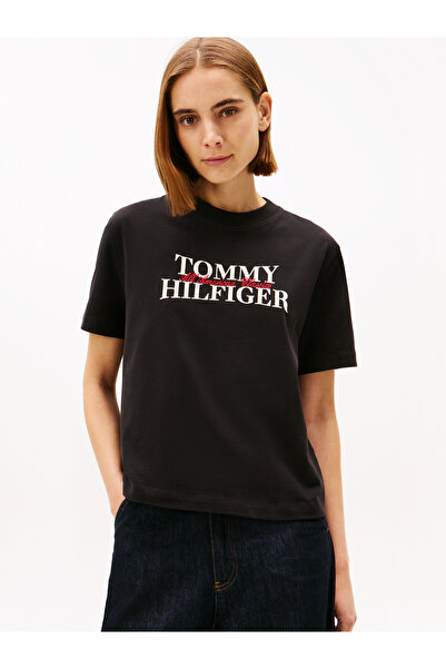 Tommy Hilfiger تي شيرت نسائي أسود كلاسيكي برقبة دائرية وشعار فلوك مريح
