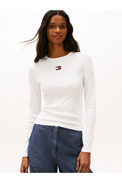 Tommy Hilfiger تي شيرت تومي بادج نسائي أبيض بأكمام طويلة ونحيف
