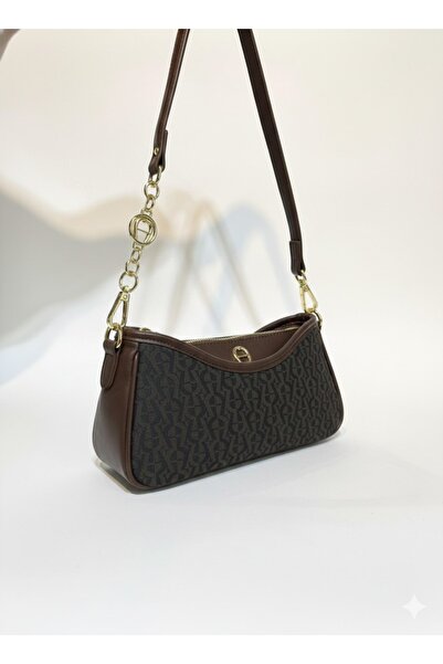 loş A women's leather bag, good quality material, very elegant size, with an extra long strap.