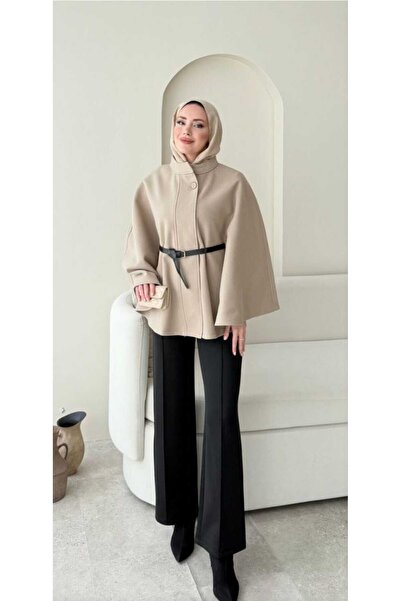 ÖRÜMCEK BUTİK KADIN TAŞ RENK KEMER DETAYLI KAŞE PANÇO KABAN