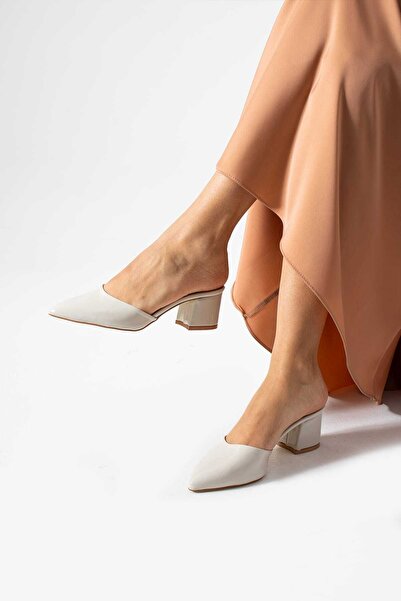 Bayramoğlu Παπούτσια με μυτερή μύτη με χοντρό τακούνι γυαλιστερές παντόφλες