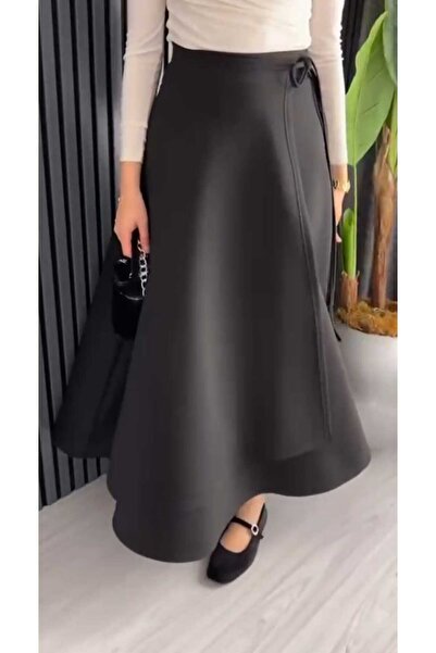 QUAWEAR تنورة من قماش السكوبا مع تفاصيل طيات أمامية وسحاب جانبي للربط