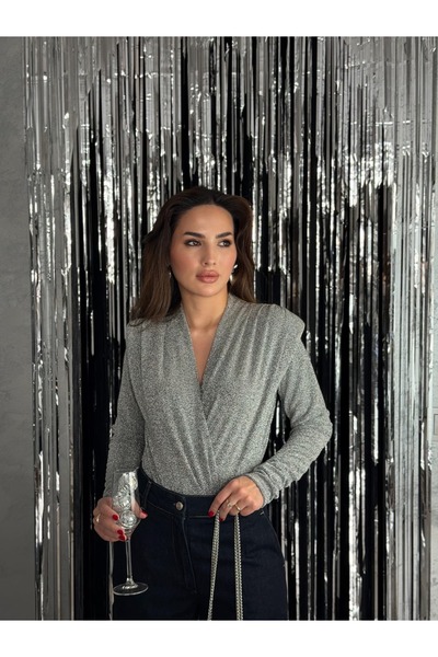 By Merve Darende Vatkalı Kruvaze Yaka Işıltılı Çıt Çıtlı Bluz