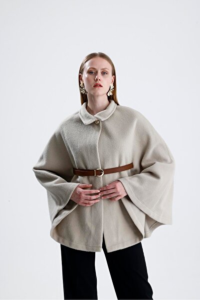 VELİZADE Kadın Bej Kaşe Yarasa Kol Pelerin Panço Deri Kemer Detaylı Polo Yaka Broş Düğmeli Kışlık Ceket