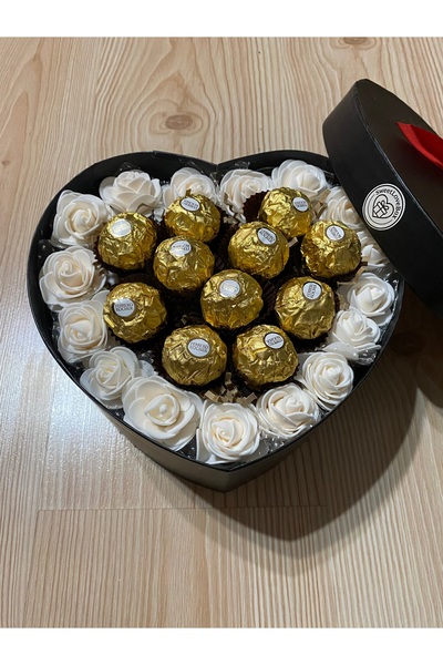 Sweet Beyaz çiçekli ,çikolatalı kalpli kutu