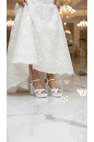 Btr Elegant women's evening sandals with an X-shaped heel at the front and zircon stones at the back of the heel.