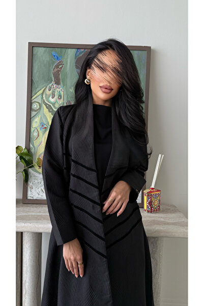 outline Black quarter-circle abaya in jacquard fabric