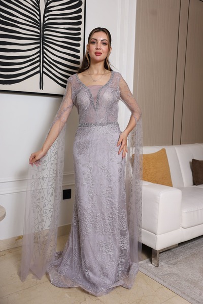 molan fashion An elegant evening dress in a lavender-gray color, designed with a straight cut that elegantly and gracefully accentuates the figure.