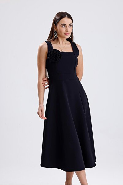 VELİZADE Γυναικείο μαύρο φόρεμα με τετράγωνο γιακά, λεπτομέρεια τριαντάφυλλου...