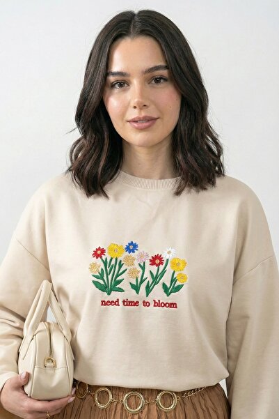 InStyle Oversized Beige Sweatshirt with Floral Pattern Embroidery