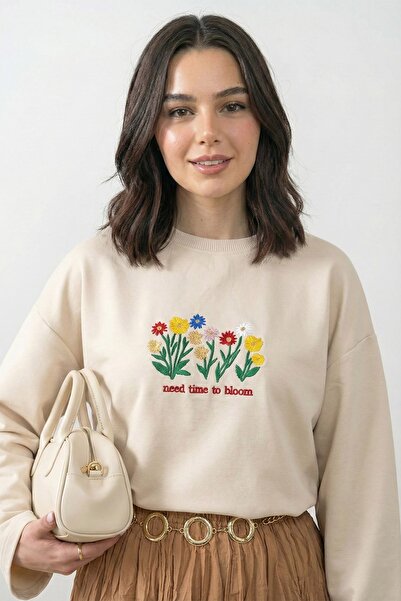 InStyle Oversized Beige Sweatshirt with Floral Pattern Embroidery