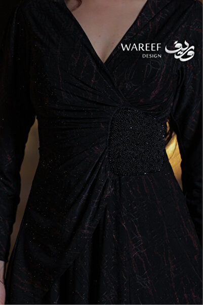 WAREEF FASHION Long black evening dress with a V-neck, long sleeves, and a waist belt embroidered with sparkling beads.