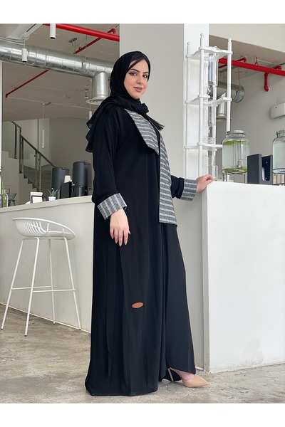 Leatherthreads عباية سوداء بتفاصيل تشبه الوشاح الرمادي المخطط