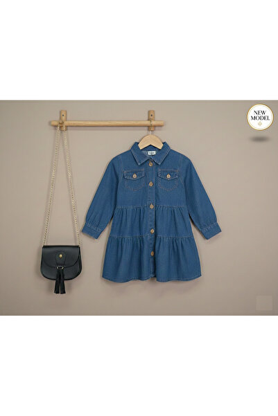 GİRL EMELY ROCHIE DE DENIM ALBASTRU TREND CU MANE LUNGHE, CU BUTONI COCONAT SI TASĂNE NEGRI PENTRU FATA