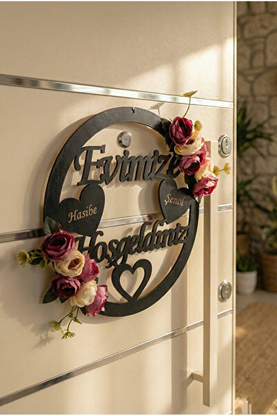 Dekorobi Kişiye Özel İsimli Ahşap Kapı Süsü - Çiçekli Evimize Hoşgeldiniz Yazısı (30 cm)