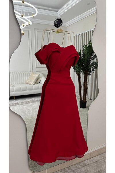 Seela A soft, elegant, and attractive evening dress