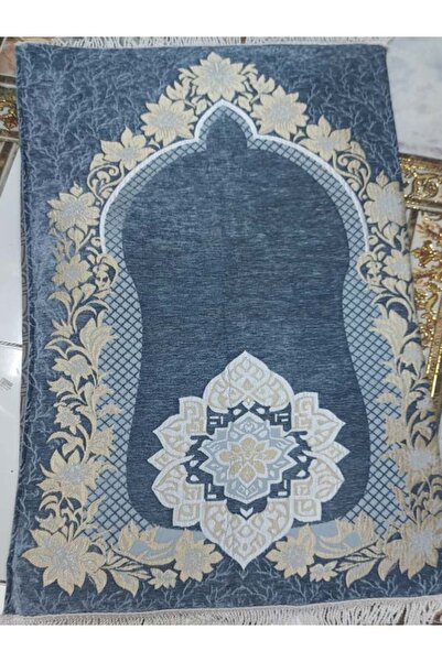 GENERAL A prayer mat offering exceptional comfort with a memory foam layer that reduces pressure during prostration, ideal for the elderly and those with joint pain.