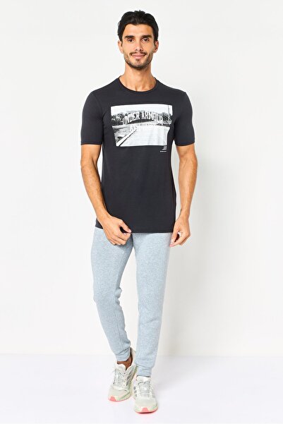 Under Armour Men Loose Fit Short Sleeve Outdoor T-Shirt, Black