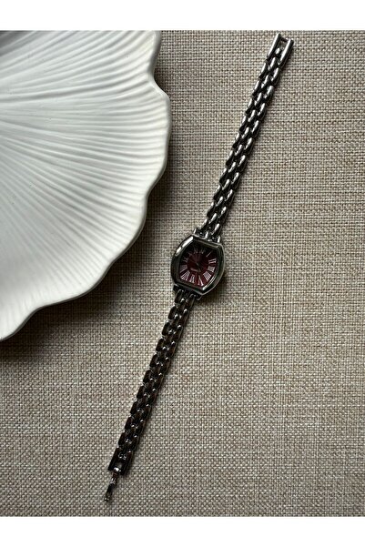 rubsey ساعة يد نسائية كلاسيكية بتصميم معدني بسيط مع حزام معدني ولون داخلي عنابي