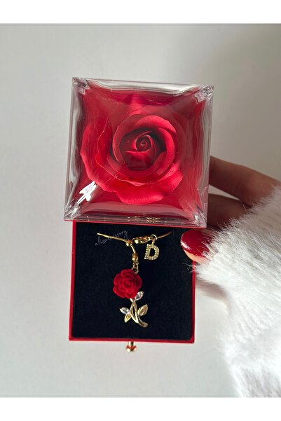 Alis Accessory Özel güllü kutuda harfli gül kolye