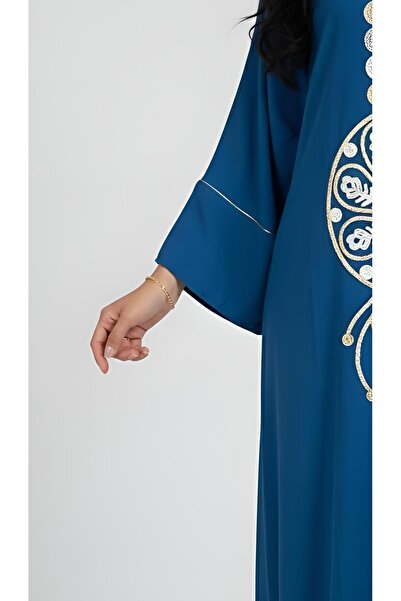 ISHRAQAT AL-AMAL فستان راقي بتطريز ذهبي فخم