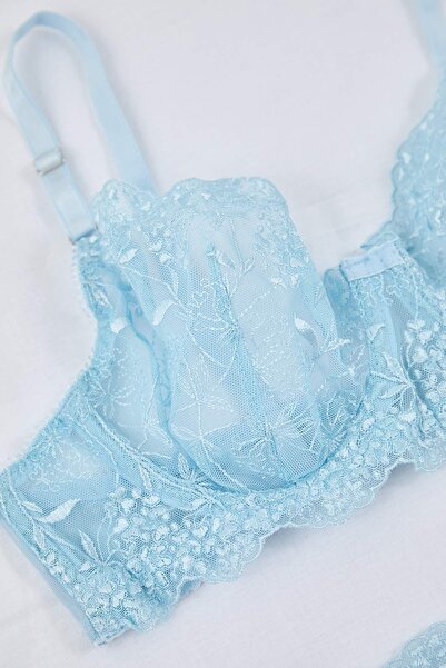 Trendyol Curve Σετ εσωρούχων με μπλε κέντημα με λουλούδια μεγάλου μεγέθους TBBAW26DG00008