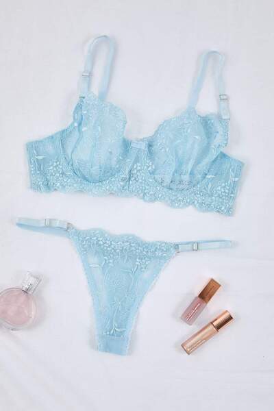 Trendyol Curve Σετ εσωρούχων με μπλε κέντημα με λουλούδια μεγάλου μεγέθους TBBAW26DG00008