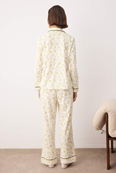 Trendyol Collection Gelbes, gestricktes Pyjama-Set aus 100 % Baumwolle mit Blumenmuster THMAW25PT00202