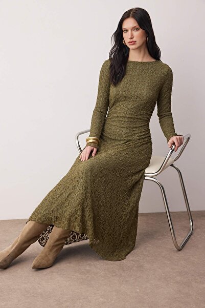 Trendyol Modest Πλεκτό φόρεμα από ύφασμα δαντέλας με επένδυση χακί TCTAW26EB00053