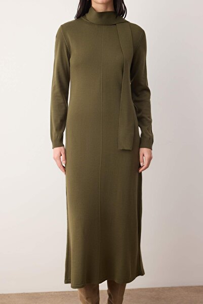 Trendyol Modest Φόρεμα πλεκτό με λεπτομέρεια χακί κασκόλ TCTAW26EB00066