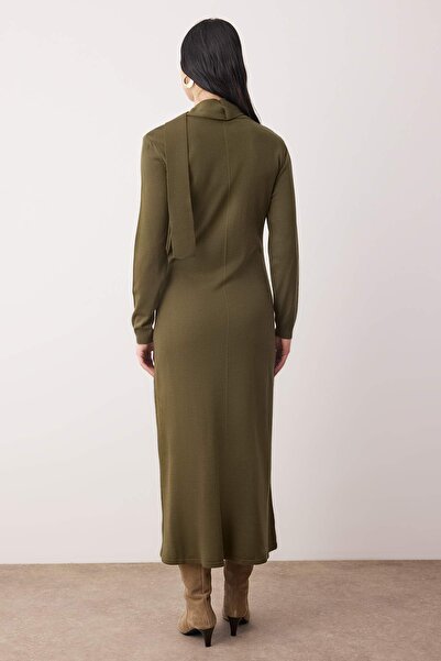 Trendyol Modest Φόρεμα πλεκτό με λεπτομέρεια χακί κασκόλ TCTAW26EB00066