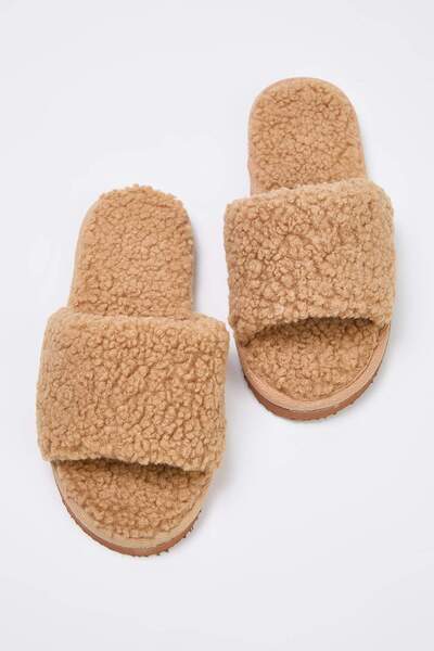 TRENDYOL SHOES Kamelfarbene Plüsch-Hausschuhe für Damen TAKAW26ER00020