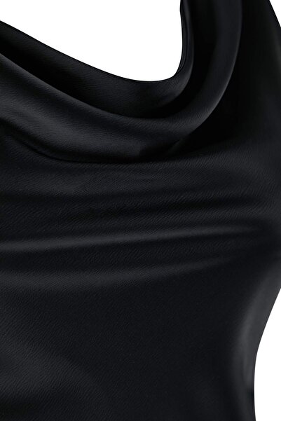 Trendyol Curve Schwarzes Satin-Webkleid in Übergröße