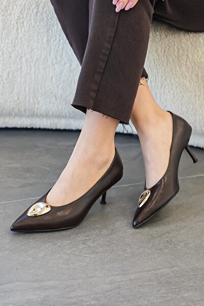 Stilbagshoes حذاء نسائي بكعب عالٍ من رينا، مزين بتفاصيل مشبك، لون بني