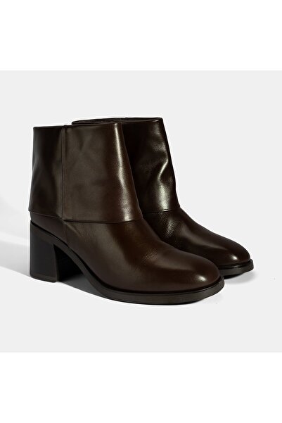 Desa حذاء نسائي من الجلد بكعب مطوي وتفاصيل مميزة باللون البني