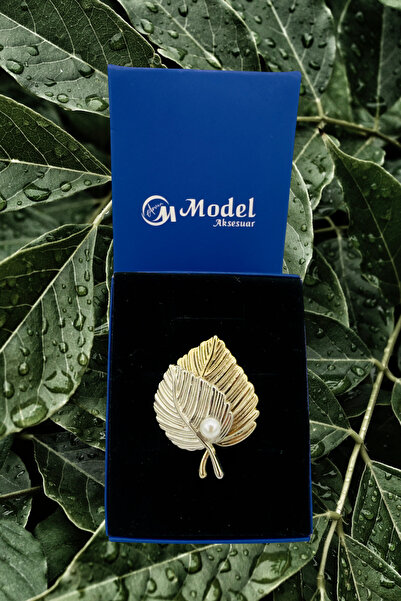 model aksesuar Yaprak Inci Detaylı Gold Broş