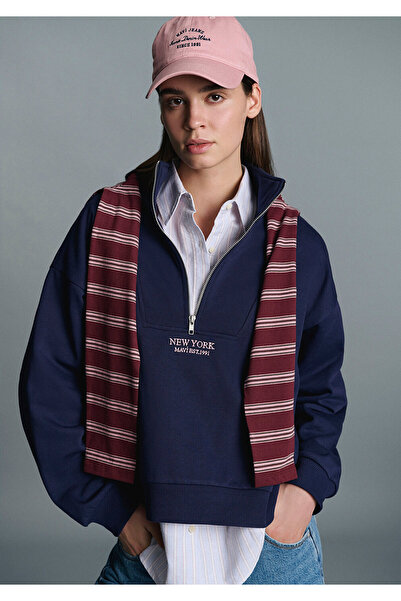 Mavi Marineblaues Sweatshirt mit halbem Reißverschluss und Rückendruck 1S10501-80729