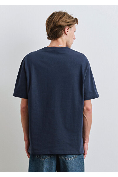 Mavi Bedrucktes marineblaues T-Shirt mit lockerer Passform / lockerer, bequemer Schnitt 0612882-89353