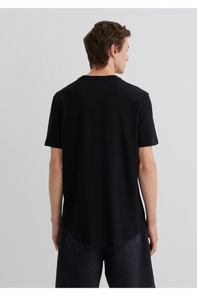 Mavi Langes schwarzes Basic-T-Shirt mit normaler Passform 067082 -900