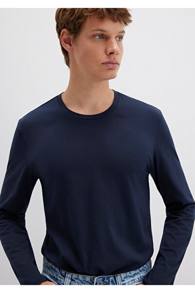 Mavi Langärmliges marineblaues Basic-T-Shirt mit taillierter Passform 062477-27308