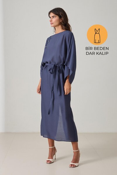 Setre Синя сукня з вузьким кроєм, з каменем на плечі, з поясом на талії, середньої довжини, з довгими рукавами