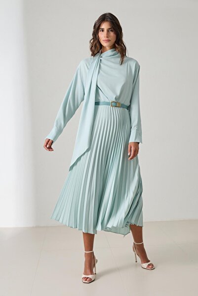 Setre Водяно-зелене плаття з поясом, з довгими рукавами та плісированими деталями, середньої довжини