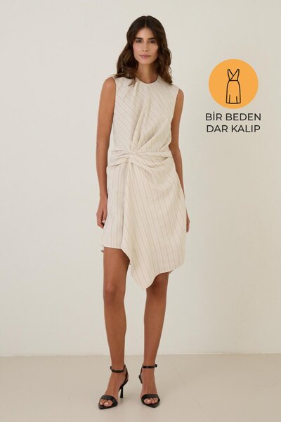 Setre Μπεζ φόρεμα με λεπτή λεπτομέρεια στη μέση, ριγέ φούστα, ασύμμετρο αμάνικο φόρεμα με λαιμόκοψη