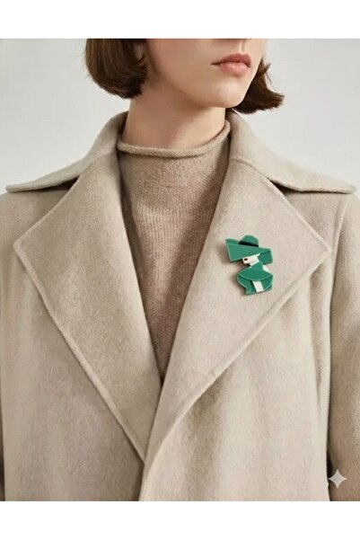 AGAPI Yeşil Şapkalı Kadın Akrilik Broş – Retro Modern Tasarım