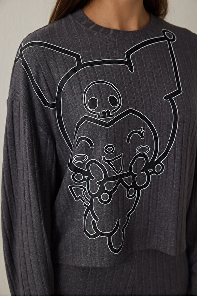 Penti Anthrazitfarbenes Pyjama-Set mit Kuromi-Aufdruck, U-Boot-Ausschnitt und langen Ärmeln