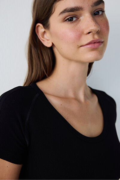 Penti Black Seamless Slim Fit Short Sleeve Crop Sports Top