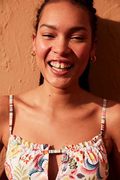 Penti Tarka Escape virágmintás pánt nélküli bikinifelső oldalsó nyakkendővel