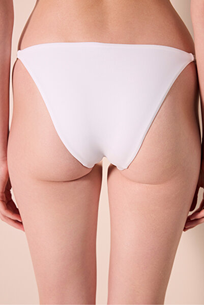 Penti Λευκό πάτο μπικίνι στο πλάι του λουλουδιού