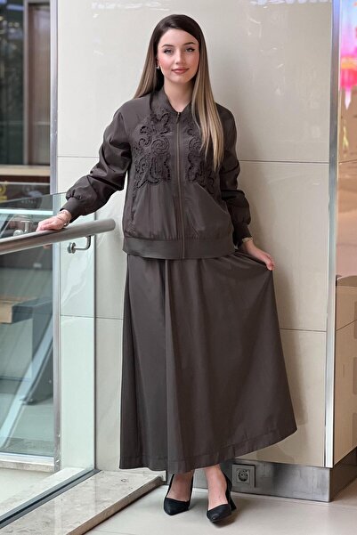 Nurcan Çetin طقم تنورة وسترة بومبر بتفاصيل جوبر